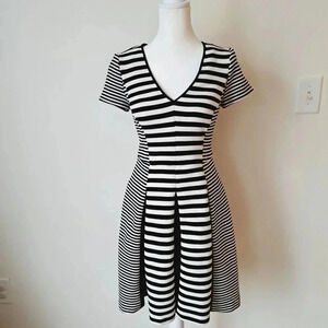 Banana Republic A-Line Dress Women's 0 Black White Striped Short Sleeve Pleated